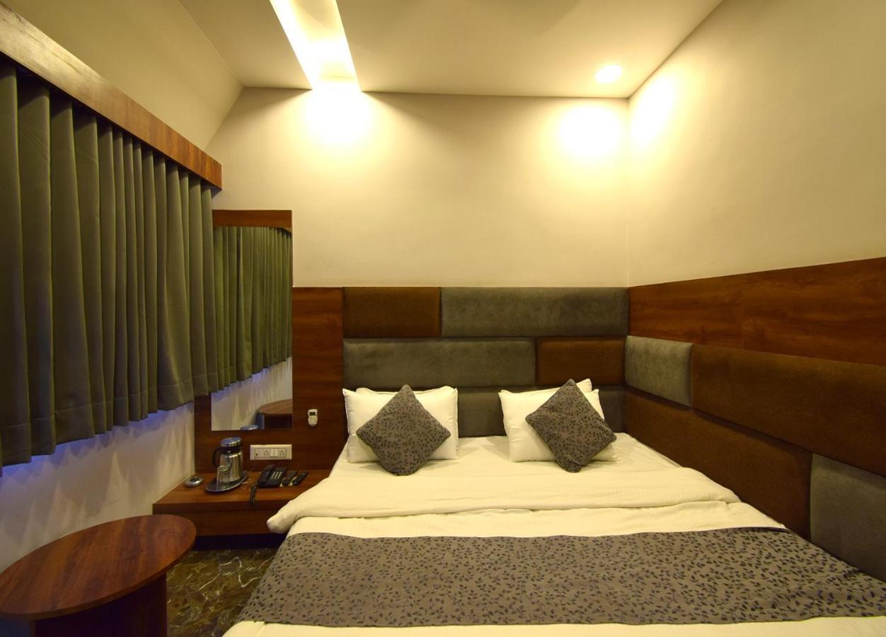 Hotel Lake Palace Ahmedabad Exterior foto