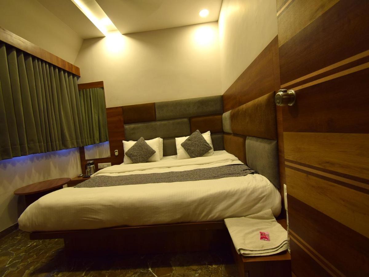 Hotel Lake Palace Ahmedabad Exterior foto