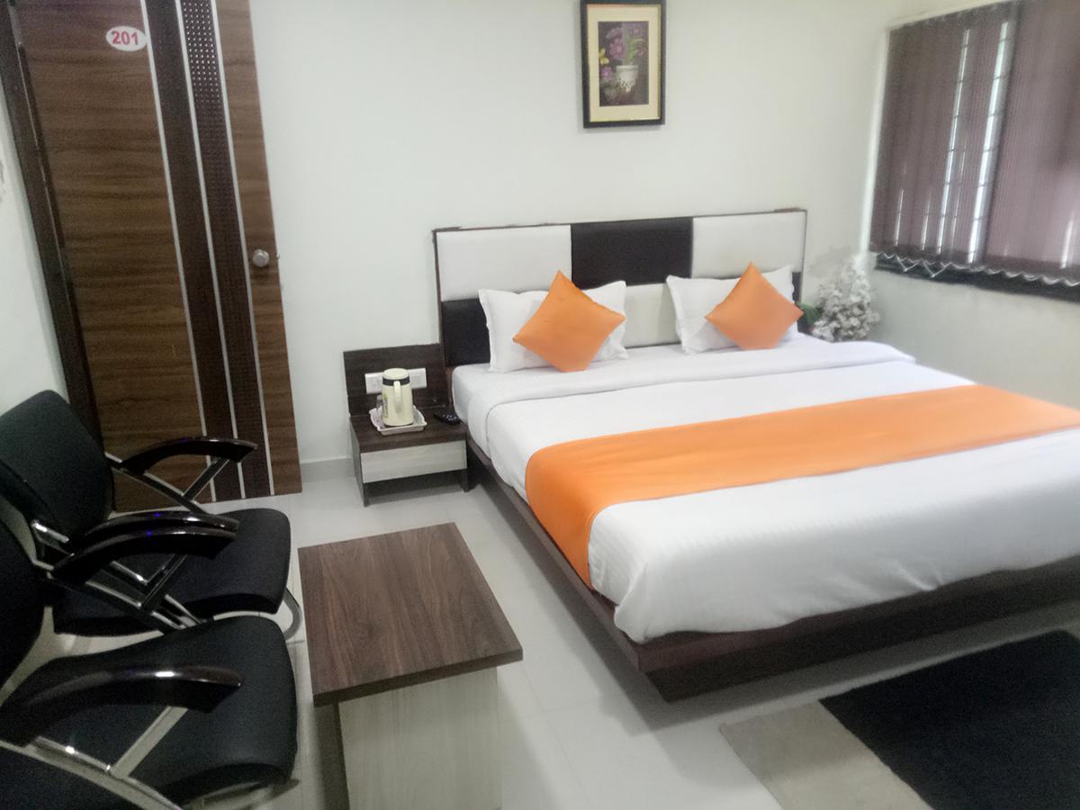 Hotel Lake Palace Ahmedabad Exterior foto