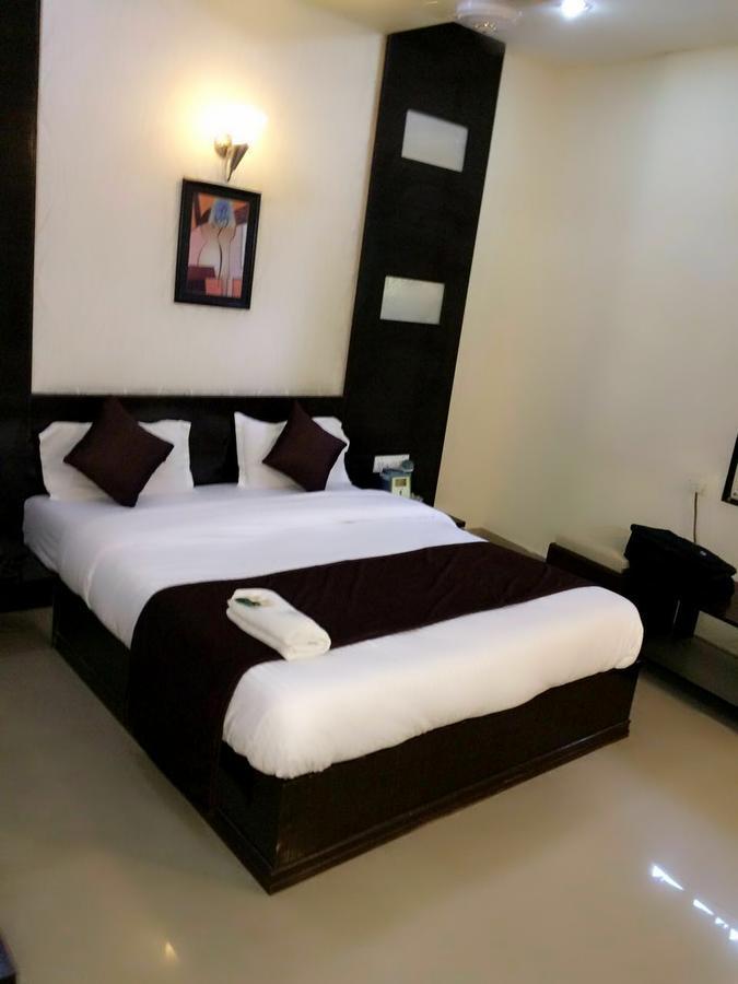 Hotel Lake Palace Ahmedabad Exterior foto